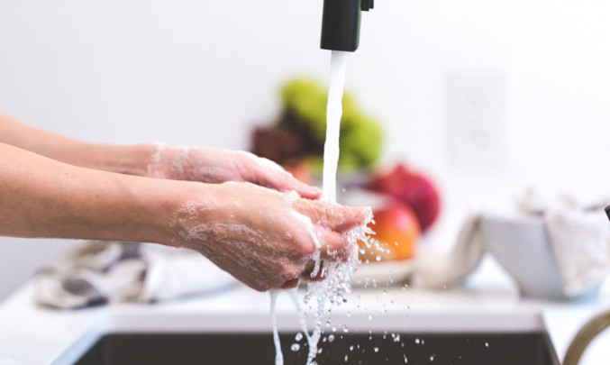 Mytí rukou pod tekoucí vodou