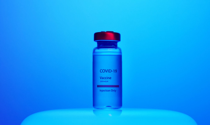 Ampule s očkovací látkou proti onemocnění covid-19