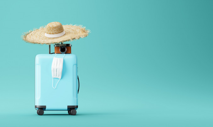 Kufr na dovolenou se slamákem a rouškou