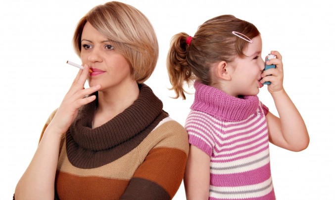 žena kouří a dítě z toho má astma