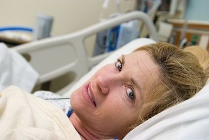 žena v nemocnici na lůžku