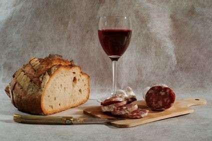 sklenka vína, chléb a uzenina