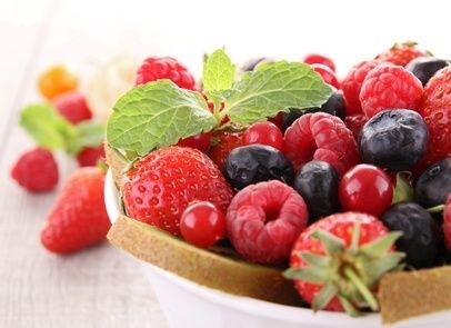 lesní plody na talíři (maliny, borůvky, jahody)