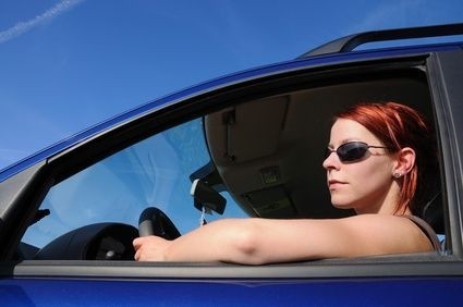 řidička se slunečními brýlemi