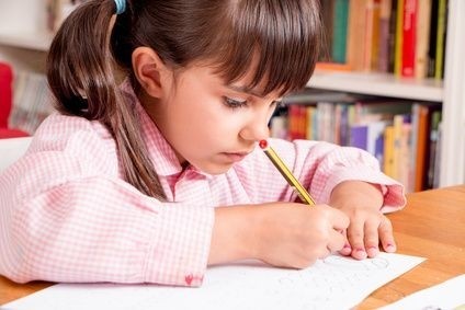 dítě ve škole píše
