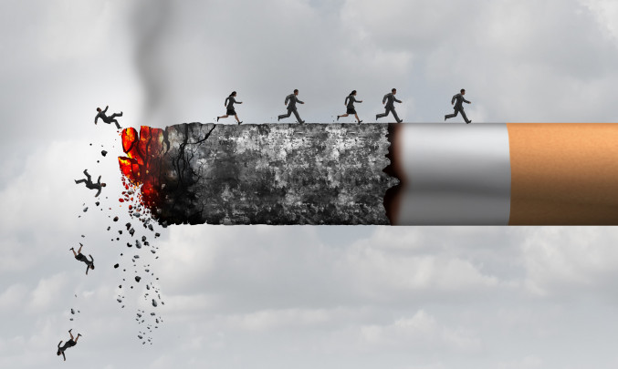 Hořící cigareta a odpadající lidé