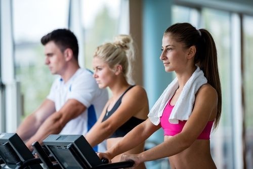 lidé ve fitnes