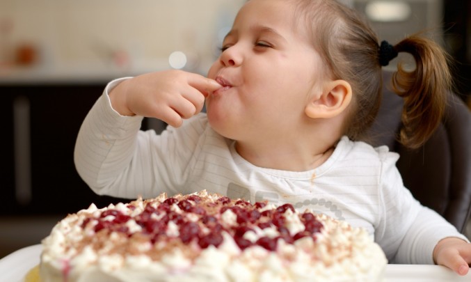 tlustá holčička si užívá dortíček