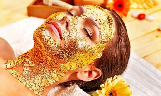 žena s obličejovou maskou ze zlata