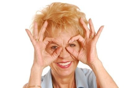 žena brejlí, prsty kolem očí