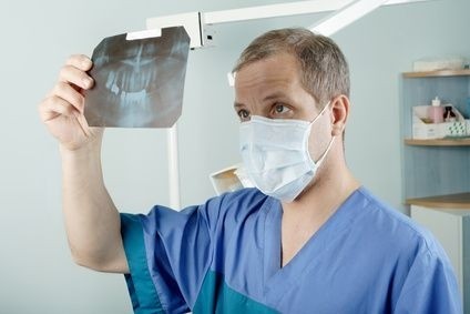 Zubař s rentgenem v ruce