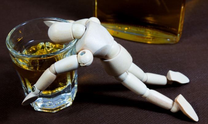Otrava alkoholem hrozí zejména při nadměrné konzumaci během krátké doby.