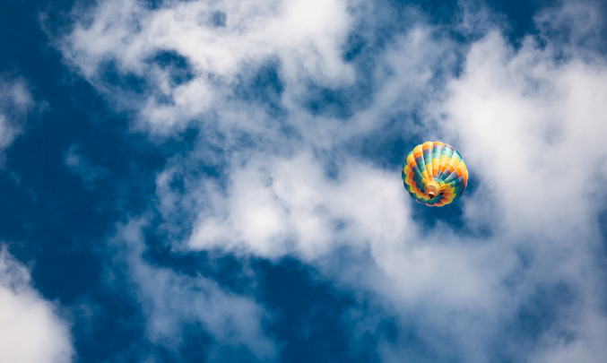 Hokovzdušný balón a modrá obloha