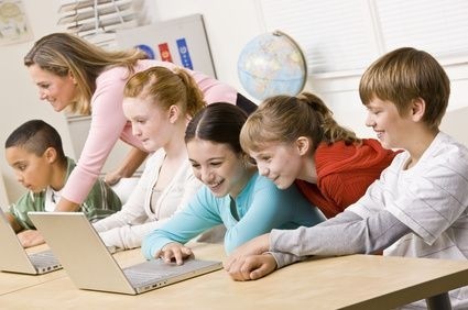 děti ve škole před počítači