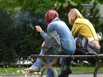 Kouření na lavičce