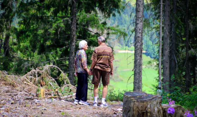 Dvojice seniorů na procházce