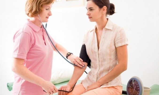 Měření krevního tlaku lékařem