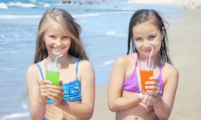 dvě holky na pláži