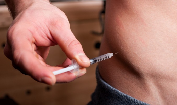 muž si píchá inzulin do břicha