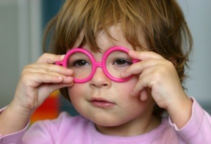 holčička s růžovými brýlemi