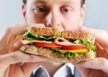 muž jí sandwich