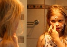 Zrcadlo, dívka, hygiena,akne