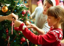dítě zdobí vánoční stromeček