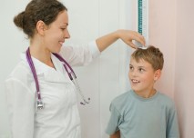 doktorka měří výšku dítěte