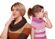 žena kouří a dítě z toho má astma
