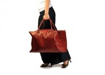 Žena s kufrem