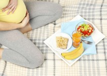 těhotná žena se zdravou snídaní