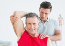 fyzioterapeut cvičí s mužem