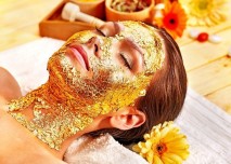 žena s obličejovou maskou ze zlata