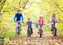 rodina na kole v lese