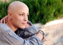 mladá žena po chemoterapii