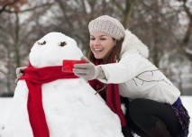 Dívka se fotí se sněhulákem