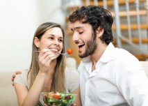žena krmí muže zdravou stravou