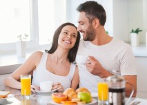 muž a žena snídá