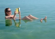 koupající a opalující se žena v mrtvém moři