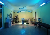 operace, chirurgie, chirurg, operační sál, germicidní světla