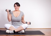 obézní žena hubne cvičením s činkami