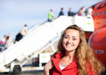 usměvavá žena před letadlem