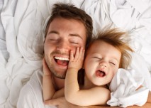 otec a syn si hrají v posteli