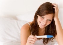 žena s těhotenským testem