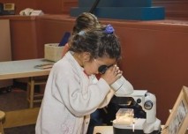 holčička, mikroskop, vědec, laboratoř, zkoumat, škola