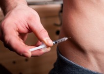 muž si píchá inzulin do břicha