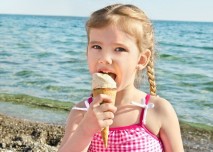 holčička jí zmrzlinu u moře